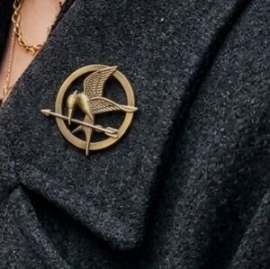 Hunger Games Mockingjay Pin. Metal Badge Brooch Bird Jacket Hat Book Bag